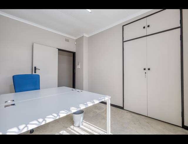 12M² CO-WORKING SPACE TO LET IN FONTAINEBLEAU